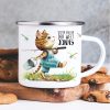 Kindertasse Emaille Becher Katze angeln Angel personalisiert mit Wunschname Auf dem Bild ist das Produkt: Kindertasse Emaille Becher Katze angeln Angel personalisiert mit Wunschname zum Preis von €18.9 abgebildet.