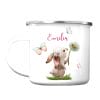 Auf dem Bild ist das Produkt: Kindertasse Emaille Campingbecher Hase mit Pusteblume Kaffeebecher personalisiert mit Wunschnamen zum Preis von €18.9 abgebildet.