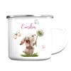 Auf dem Bild ist das Produkt: Kindertasse Emaille Campingbecher Hase mit Pusteblume Kaffeebecher personalisiert mit Wunschnamen zum Preis von €18.9 abgebildet.