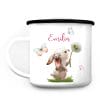Auf dem Bild ist das Produkt: Kindertasse Emaille Campingbecher Hase mit Pusteblume Kaffeebecher personalisiert mit Wunschnamen zum Preis von €18.9 abgebildet.