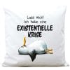 Auf dem Bild ist das Produkt: Kissen aus Polyester Möwe mit Spruch Lass mich ich habe eine existenzielle Krise, 40 x 40 cm zum Preis von €11.90 abgebildet.