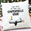 Auf dem Bild ist das Produkt: Kissen aus Polyester Möwe mit Spruch Lass mich ich habe eine existenzielle Krise, 40 x 40 cm zum Preis von €11.90 abgebildet.