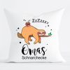Auf dem Bild ist das Produkt: Kissen Faultier Omas Schnarchecke Polyester 40×40 cm Geschenk Geburtstag Großmutter Weihnachtsgeschenk zum Preis von €11.90 abgebildet.