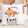 Auf dem Bild ist das Produkt: Kissen Faultier Omas Schnarchecke Polyester 40×40 cm Geschenk Geburtstag Großmutter Weihnachtsgeschenk zum Preis von €11.90 abgebildet.