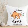 Auf dem Bild ist das Produkt: Kissen Faultier Omas Schnarchecke Polyester 40×40 cm Geschenk Geburtstag Großmutter Weihnachtsgeschenk zum Preis von €11.90 abgebildet.