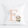 Auf dem Bild ist das Produkt: Kissen Geburt mit einem niedlichen Elefanten Namen Geburtsdatum und Anfangsbuchstaben Geschenk zur Geburt personalisiertes Geburtskissen zum Preis von €16.90 abgebildet.