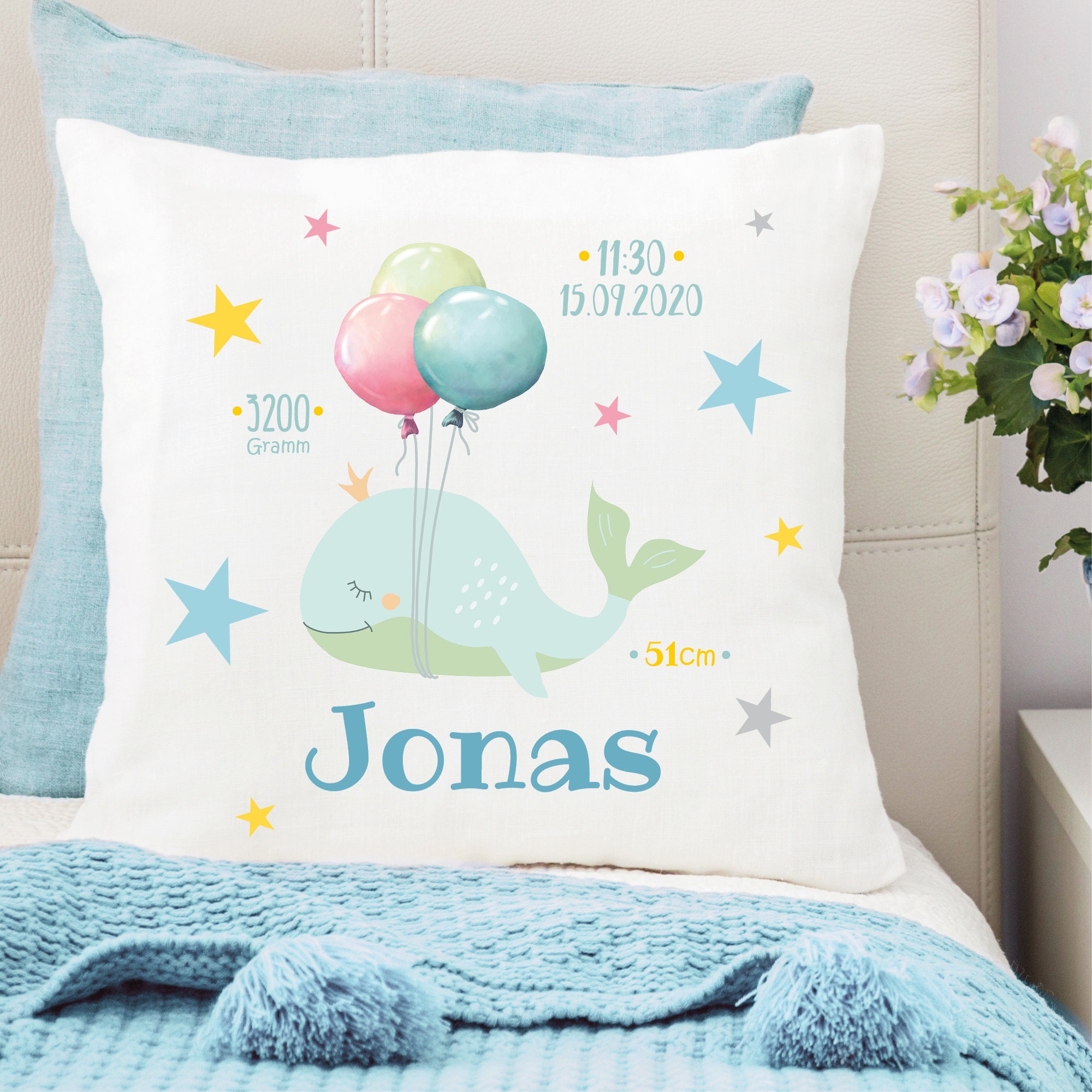 Kissen Geburt Wal mit Luftballons, Geschenk zur Geburt personalisiertes Geburtskissen