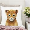 Auf dem Bild ist das Produkt: Kissen bedruckt mit Löwen Polyester Dekokissen 40 x 40 cm mit oder ohne Füllung Geschenk zum Preis von €11.90 abgebildet.