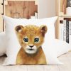 Auf dem Bild ist das Produkt: Kissen bedruckt mit Löwen Polyester Dekokissen 40 x 40 cm mit oder ohne Füllung Geschenk zum Preis von €11.90 abgebildet.