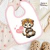 Auf dem Bild ist das Produkt: Bedrucktes Babylätzchen Katze Kätzchen Herz mit Klettverschluss Wunschnamen Individuell Kinder Lätzchen Kleinkind zum Preis von €14.90 abgebildet.