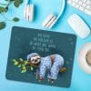 Auf dem Bild ist das Produkt: Mauspad Mousepad Faultier auf Ast mit Spruch Faul sein Geschenk Schreibtischunterlage zum Preis von €14.9 abgebildet.