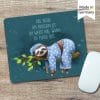Auf dem Bild ist das Produkt: Mauspad Mousepad Faultier auf Ast mit Spruch Faul sein Geschenk Schreibtischunterlage zum Preis von €14.9 abgebildet.