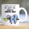 Auf dem Bild ist das Produkt: Bedruckte Tasse Faultier im Pyjama mit Spruch beidseitig weiß 330 ml Volumen spülmaschinenfest zum Preis von €15.90 abgebildet.