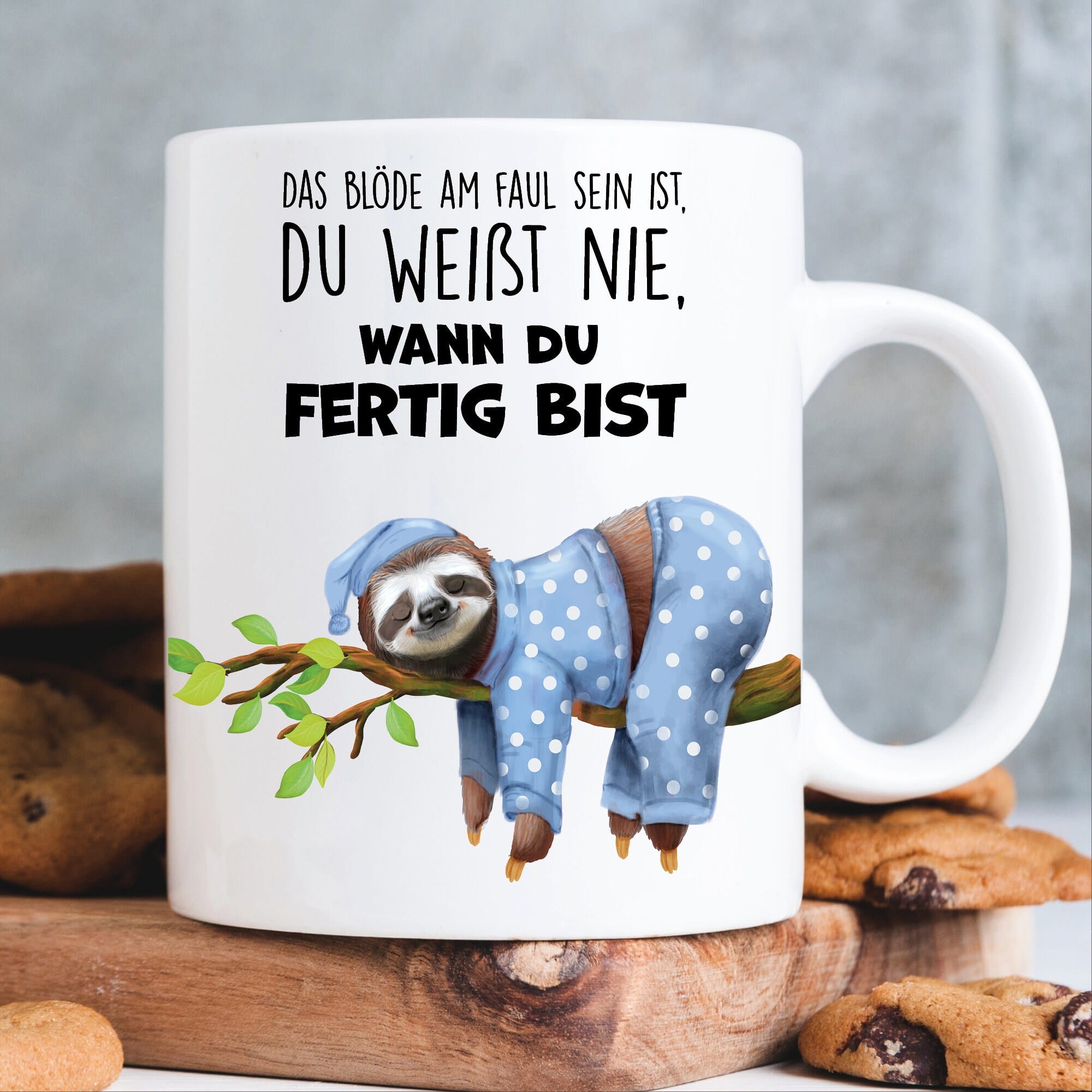 Bedruckte Tasse Faultier im Pyjama mit Spruch beidseitig weiß 330 ml Volumen spülmaschinenfest