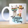Auf dem Bild ist das Produkt: Tasse bedruckt Lama und Giraffe personalisiert mit Wunschnamen, Geschenk beste Freundin zum Preis von €17.90 abgebildet.