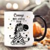 Auf dem Bild ist das Produkt: Tasse bedruckt Zebra Yoga Anti-Stress Tasse personalisiert mit Namen, Geschenk Freundin, Kaffeetasse Kaffeebecher zum Preis von €17.90 abgebildet.