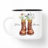 Auf dem Bild ist das Produkt: Tasse Campingbecher Emaille mit Wanderstiefeln Wildblumen dem Wunschnamen und Adventure, Natur, Naturliebhaber, Geschenk Geburtstag Camper zum Preis von €18.9 abgebildet.