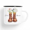 Auf dem Bild ist das Produkt: Tasse Campingbecher Emaille mit Wanderstiefeln Wildblumen dem Wunschnamen und Adventure, Natur, Naturliebhaber, Geschenk Geburtstag Camper zum Preis von €18.9 abgebildet.