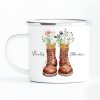 Auf dem Bild ist das Produkt: Tasse Campingbecher Emaille mit Wanderstiefeln Wildblumen dem Wunschnamen und Adventure, Natur, Naturliebhaber, Geschenk Geburtstag Camper zum Preis von €18.9 abgebildet.