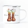 Auf dem Bild ist das Produkt: Tasse Campingbecher Emaille mit Wanderstiefeln Wildblumen dem Wunschnamen und Adventure, Natur, Naturliebhaber, Geschenk Geburtstag Camper zum Preis von €18.9 abgebildet.