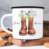 Auf dem Bild ist das Produkt: Tasse Campingbecher Emaille mit Wanderstiefeln Wildblumen dem Wunschnamen und Adventure, Natur, Naturliebhaber, Geschenk Geburtstag Camper zum Preis von €18.9 abgebildet.