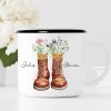 Auf dem Bild ist das Produkt: Tasse Campingbecher Emaille mit Wanderstiefeln Wildblumen dem Wunschnamen und Adventure, Natur, Naturliebhaber, Geschenk Geburtstag Camper zum Preis von €18.9 abgebildet.