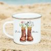 Auf dem Bild ist das Produkt: Tasse Campingbecher Emaille mit Wanderstiefeln Wildblumen dem Wunschnamen und Adventure, Natur, Naturliebhaber, Geschenk Geburtstag Camper zum Preis von €18.9 abgebildet.