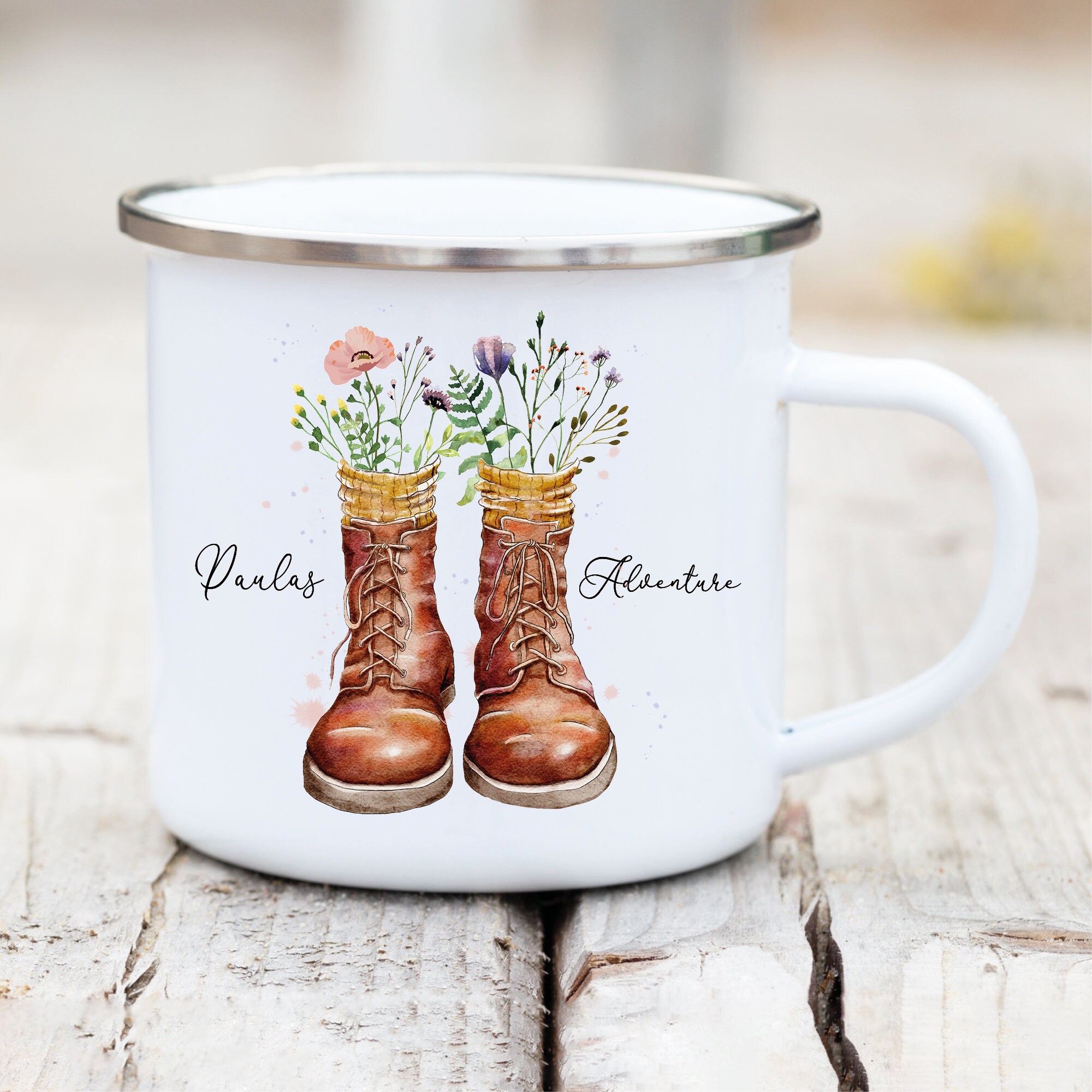 Tasse Campingbecher Emaille mit Wanderstiefeln Wildblumen dem Wunschnamen und Adventure, Natur, Naturliebhaber, Geschenk Geburtstag Camper