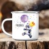 Tasse Campingbecher Emaille Panda Bär personalisiert mit Wunschnamen Kindertasse Auf dem Bild ist das Produkt: Tasse Campingbecher Emaille Panda Bär personalisiert mit Wunschnamen Kindertasse zum Preis von €18.9 abgebildet.