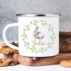 Tasse Emaille Campingbecher Hase im Blätterkranz mit Blumen und Wunschnamen Auf dem Bild ist das Produkt: Tasse Emaille Campingbecher Hase im Blätterkranz mit Blumen und Wunschnamen zum Preis von €18.9 abgebildet.