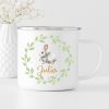 Tasse Emaille Campingbecher Hase im Blätterkranz mit Blumen und Wunschnamen Auf dem Bild ist das Produkt: Tasse Emaille Campingbecher Hase im Blätterkranz mit Blumen und Wunschnamen zum Preis von €18.9 abgebildet.