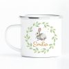 Tasse Emaille Campingbecher Hase im Blätterkranz mit Blumen und Wunschnamen Auf dem Bild ist das Produkt: Tasse Emaille Campingbecher Hase im Blätterkranz mit Blumen und Wunschnamen zum Preis von €18.9 abgebildet.
