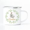 Tasse Emaille Campingbecher Hase im Blätterkranz mit Blumen und Wunschnamen Auf dem Bild ist das Produkt: Tasse Emaille Campingbecher Hase im Blätterkranz mit Blumen und Wunschnamen zum Preis von €18.9 abgebildet.