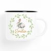 Tasse Emaille Campingbecher Hase im Blätterkranz mit Blumen und Wunschnamen Auf dem Bild ist das Produkt: Tasse Emaille Campingbecher Hase im Blätterkranz mit Blumen und Wunschnamen zum Preis von €18.9 abgebildet.