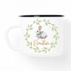 Tasse Emaille Campingbecher Hase im Blätterkranz mit Blumen und Wunschnamen Auf dem Bild ist das Produkt: Tasse Emaille Campingbecher Hase im Blätterkranz mit Blumen und Wunschnamen zum Preis von €18.9 abgebildet.