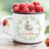Tasse Emaille Campingbecher Hase im Blätterkranz mit Blumen und Wunschnamen Auf dem Bild ist das Produkt: Tasse Emaille Campingbecher Hase im Blätterkranz mit Blumen und Wunschnamen zum Preis von €18.9 abgebildet.