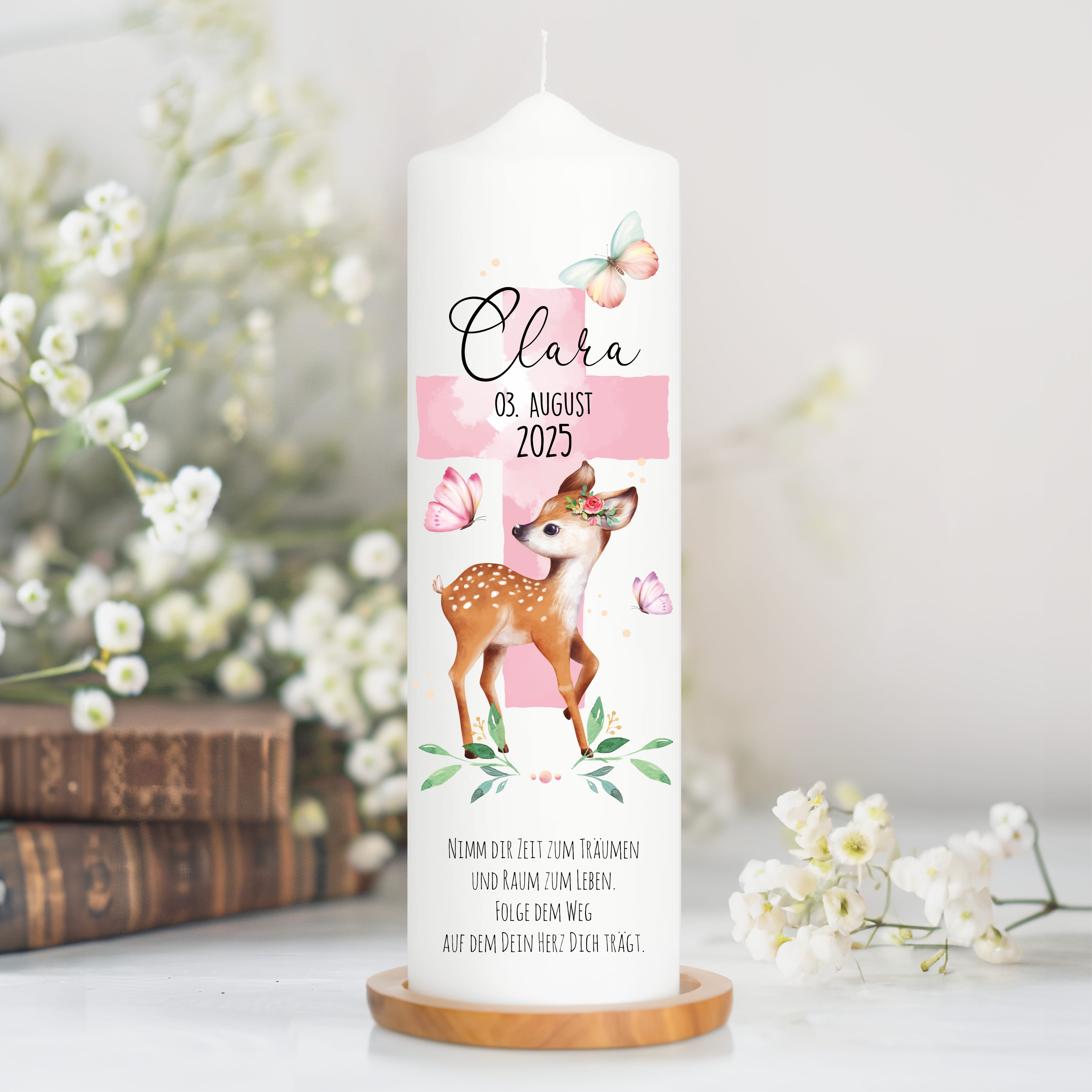 Auf dem Bild ist das Produkt: Taufkerze Junge Mädchen Reh Rehkitz heiliges Kreuz pastell mit Namen Datum und auf Wunsch eigenem vorgegebenem oder keinem Taufspruch zum Preis von €6.4 abgebildet.