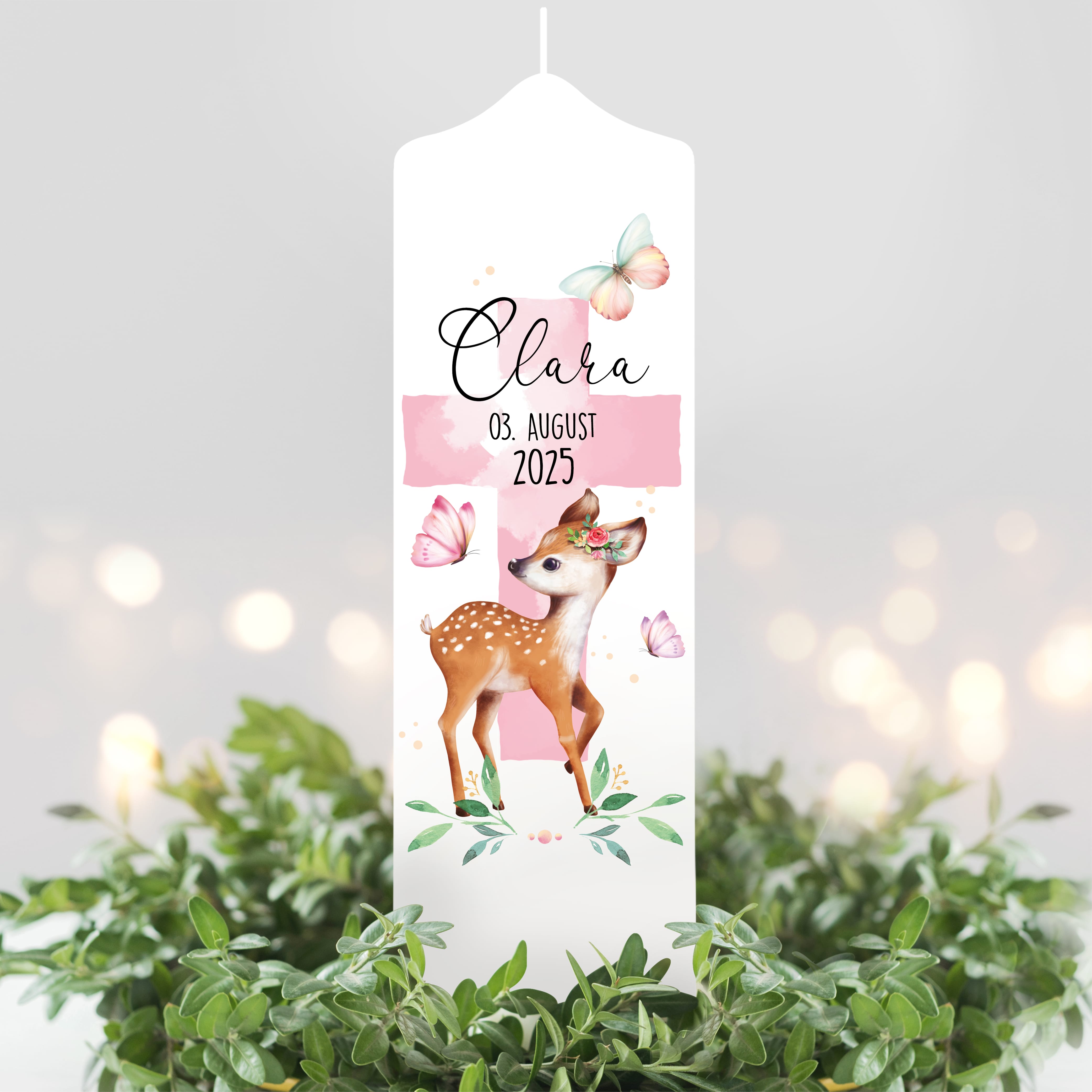 Auf dem Bild ist das Produkt: Taufkerze Junge Mädchen Reh Rehkitz heiliges Kreuz pastell mit Namen Datum und auf Wunsch eigenem vorgegebenem oder keinem Taufspruch zum Preis von €6.4 abgebildet.