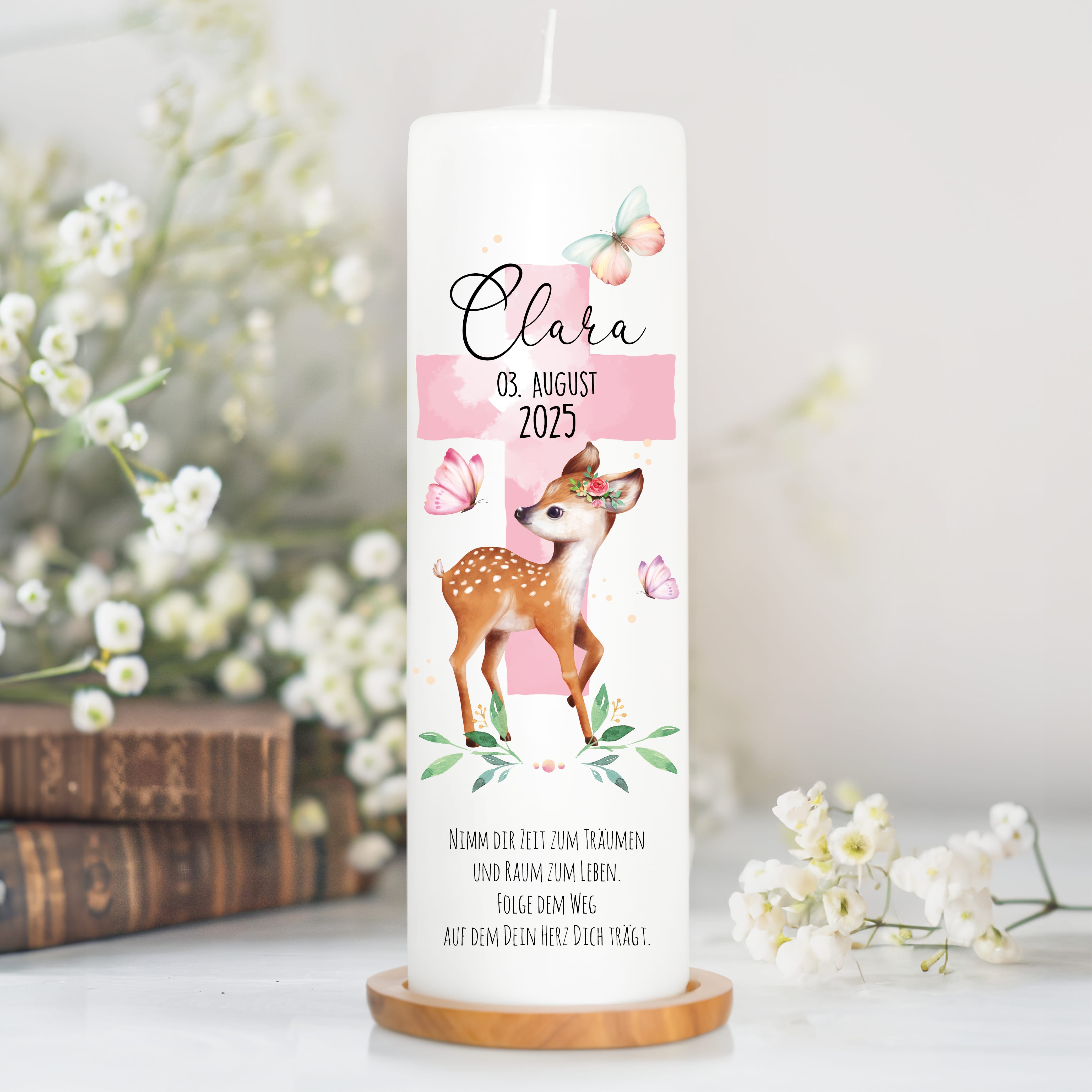 Auf dem Bild ist das Produkt: Taufkerze Junge Mädchen Reh Rehkitz heiliges Kreuz pastell mit Namen Datum und auf Wunsch eigenem vorgegebenem oder keinem Taufspruch zum Preis von €6.4 abgebildet.