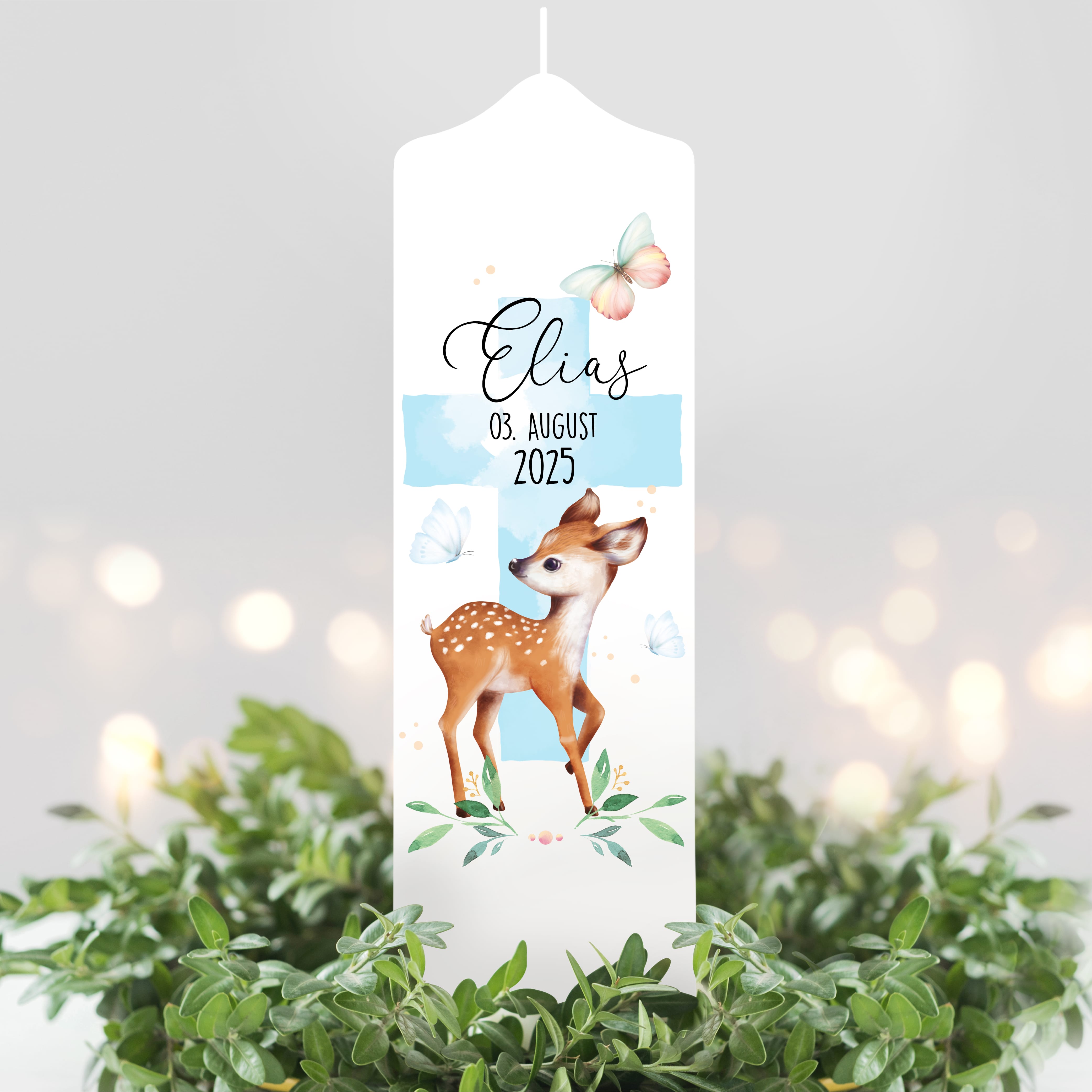 Auf dem Bild ist das Produkt: Taufkerze Junge Mädchen Reh Rehkitz heiliges Kreuz pastell mit Namen Datum und auf Wunsch eigenem vorgegebenem oder keinem Taufspruch zum Preis von €6.4 abgebildet.