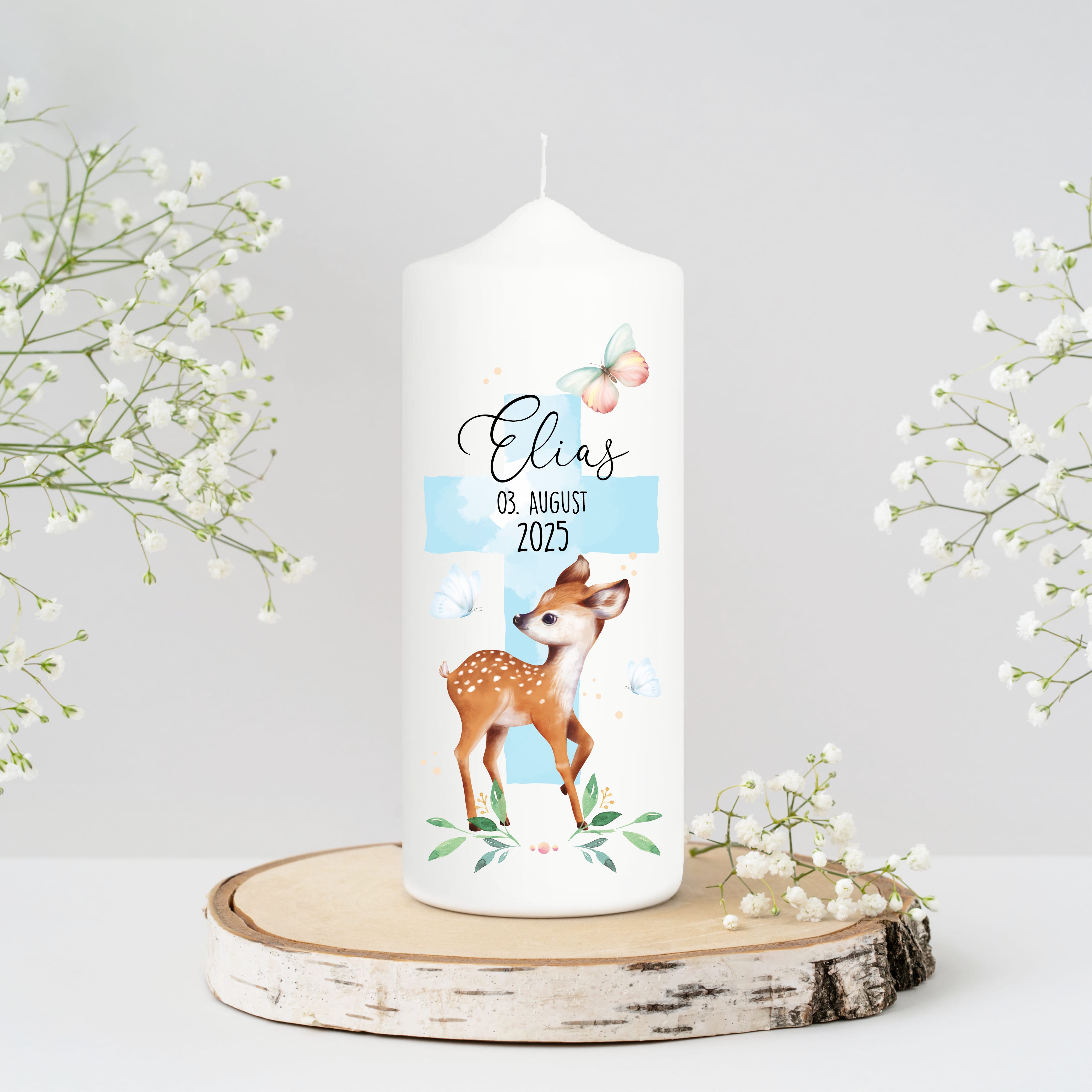 Auf dem Bild ist das Produkt: Taufkerze Junge Mädchen Reh Rehkitz heiliges Kreuz pastell mit Namen Datum und auf Wunsch eigenem vorgegebenem oder keinem Taufspruch zum Preis von €6.4 abgebildet.