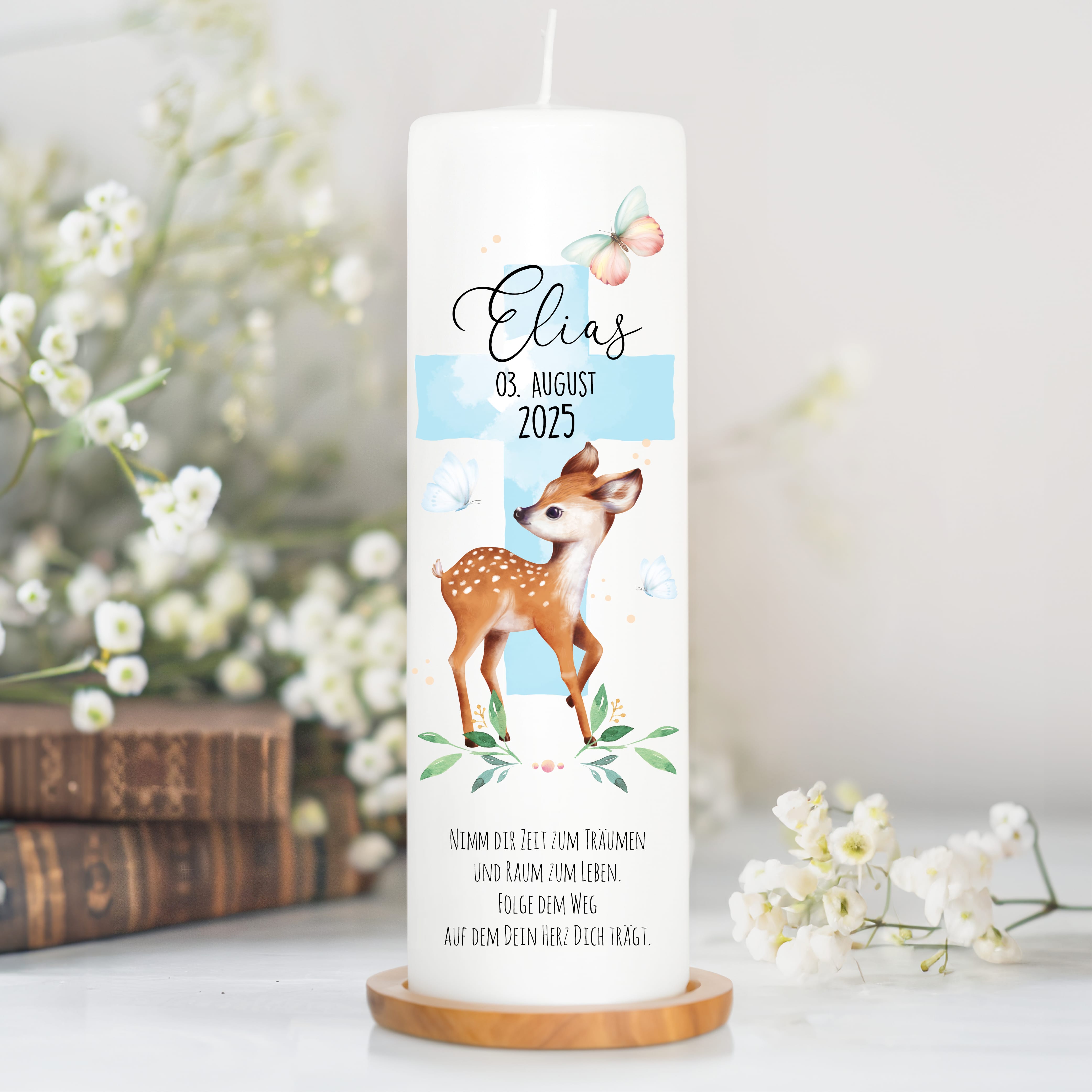 Auf dem Bild ist das Produkt: Taufkerze Junge Mädchen Reh Rehkitz heiliges Kreuz pastell mit Namen Datum und auf Wunsch eigenem vorgegebenem oder keinem Taufspruch zum Preis von €6.4 abgebildet.