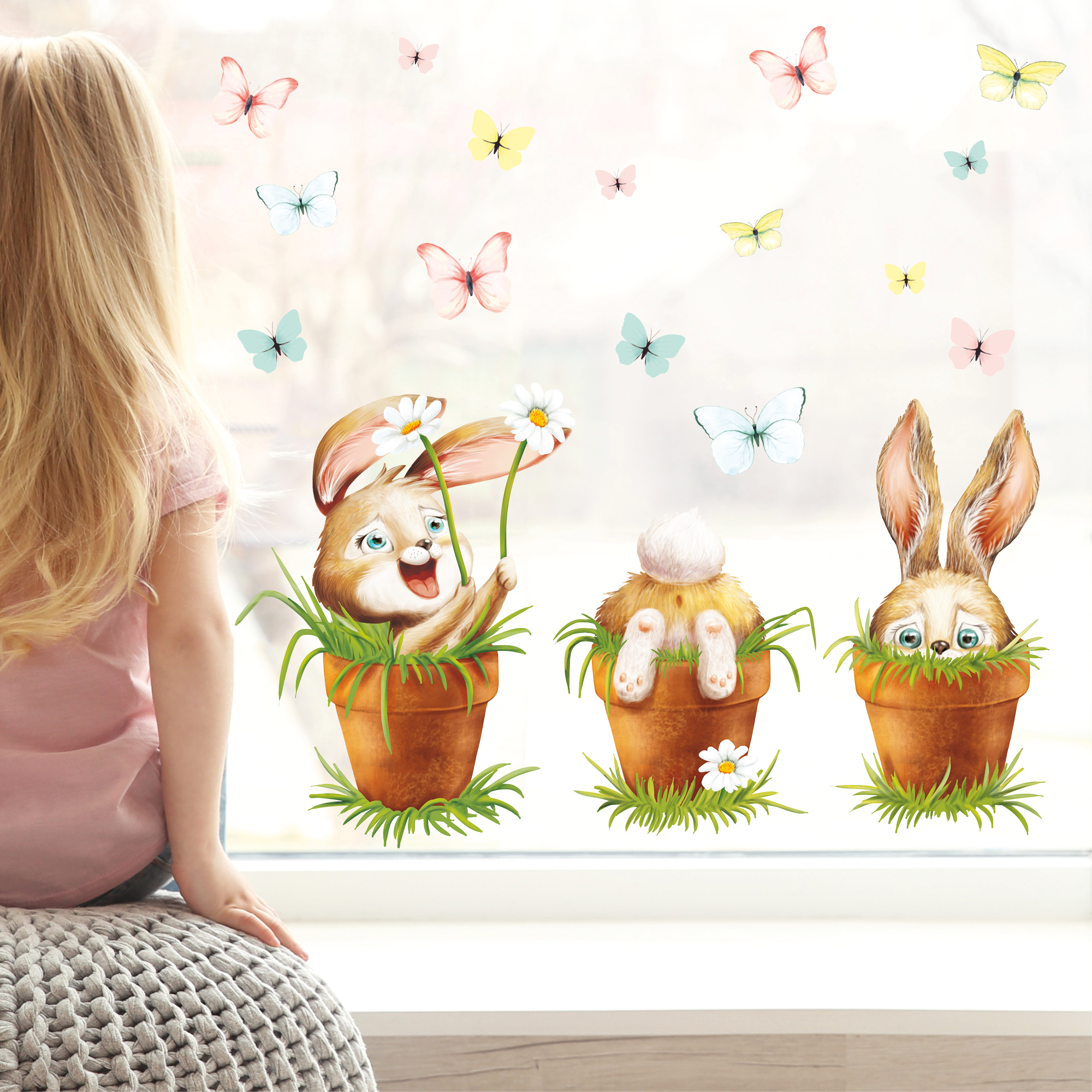 Auf dem Bild ist das Produkt: Fensterbild Frühling Ostern 3 Hasen im Blumentopf mit Schmetterlingen Fensterdeko Kinderzimmer Kind Frühlingsdeko zum Preis von €13.90 abgebildet.