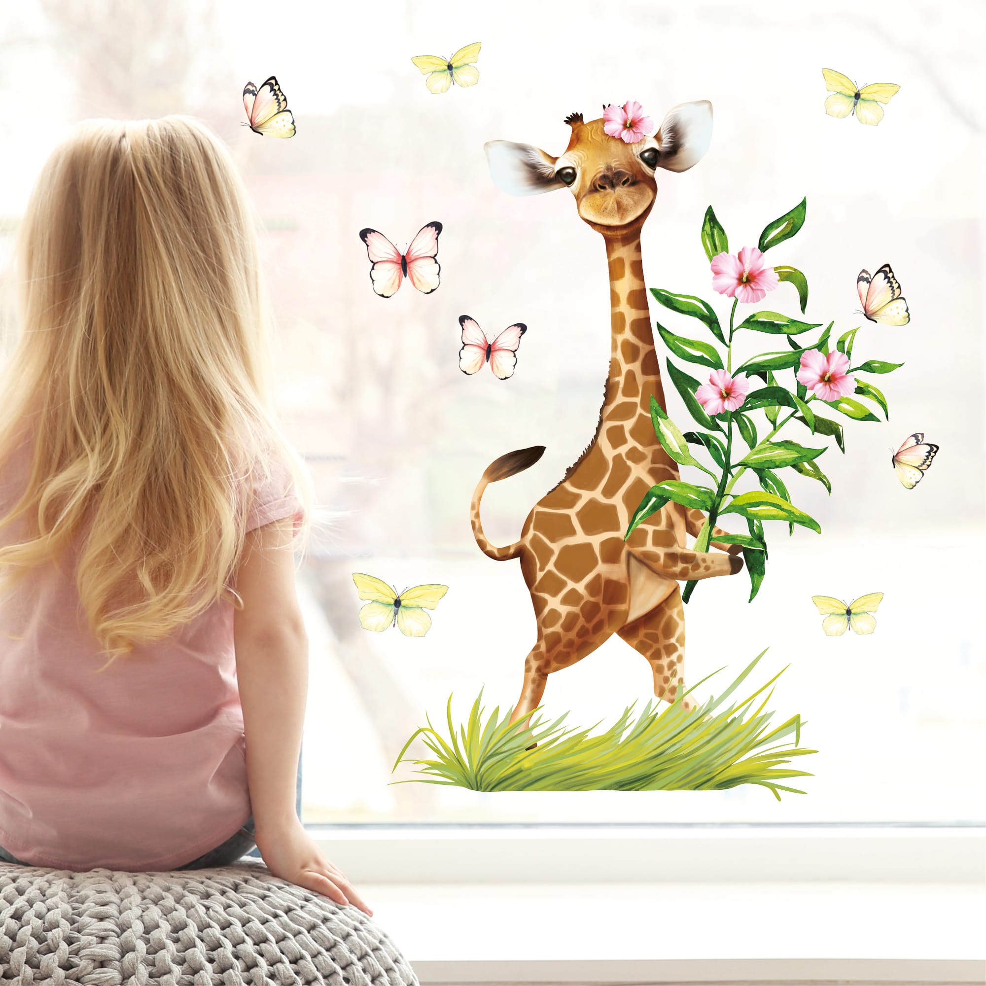 Auf dem Bild ist das Produkt: Wiederverwendbares Fensterbild Frühling Giraffe mit Schmetterlingen Fensterdeko Kinderzimmer Kind zum Preis von €13.9 abgebildet.
