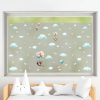 Auf dem Bild ist das Produkt: Sichtschutzfolie Kinderzimmer Waschbär und Maus mit Luftballons, Fensterfolie Fensterdeko Milchglasfolie zum Preis von €29.9 abgebildet.
