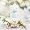 Auf dem Bild ist das Produkt: Taufkerze Junge Mädchen Wal Luftballons pastell Name Datum Taufspruch 25 cm hoch weiß katholisch evangelisch zum Preis von €6.4 abgebildet.