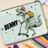 Gefüllte Federtasche Federmäppchen T-Rex auf Roller Dinosaurier personalisiert Wunschname Schulanfang Schule Auf dem Bild ist das Produkt: Gefüllte Federtasche Federmäppchen T-Rex auf Roller Dinosaurier personalisiert Wunschname Schulanfang Schule zum Preis von €29.9 abgebildet.