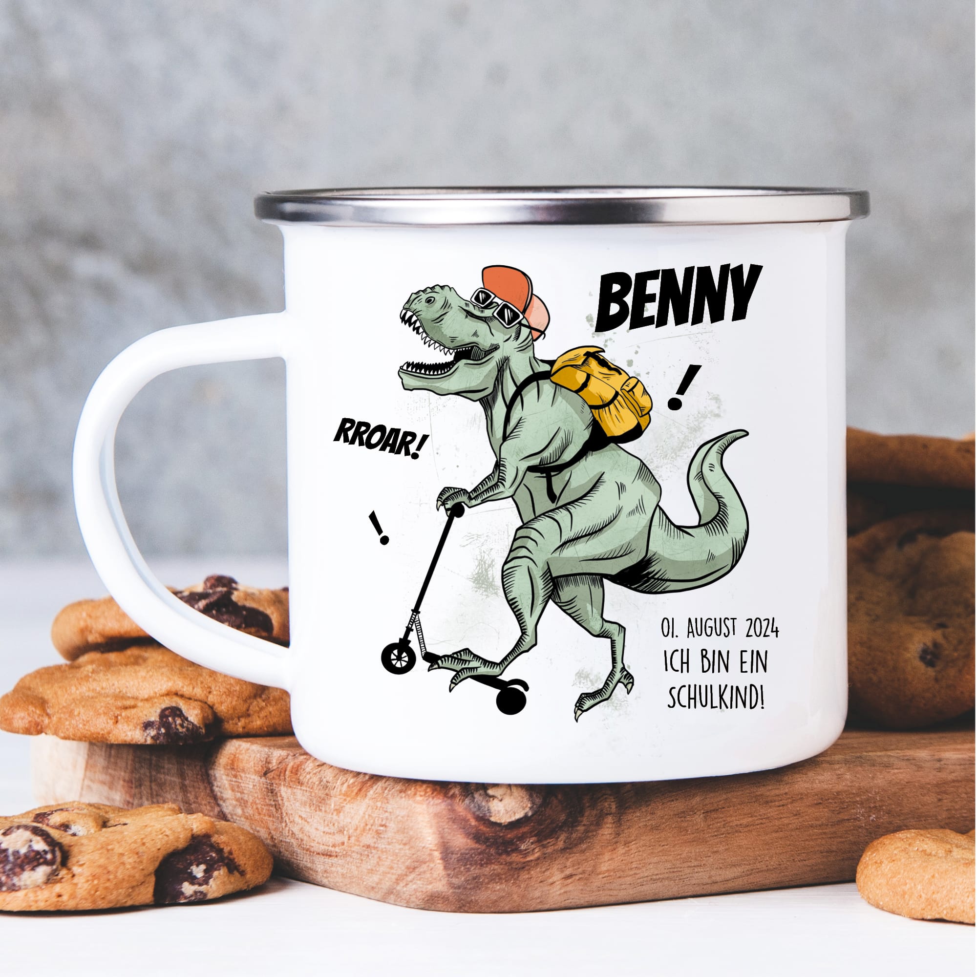 Auf dem Bild ist das Produkt: Kindertasse Emaille Dino Dinosaurier mit Schulranzen personalisiert Wunschname Einschulungsgeschenk zum Preis von €18.9 abgebildet.