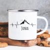 Auf dem Bild ist das Produkt: Campingbecher Emaille Becher Herzschlag Herzfrequenz mit Bergen und Gebirge personalisiert Wunschname zum Preis von €18.9 abgebildet.