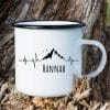 Auf dem Bild ist das Produkt: Campingbecher Emaille Becher Herzschlag Herzfrequenz mit Bergen und Gebirge personalisiert Wunschname zum Preis von €18.9 abgebildet.
